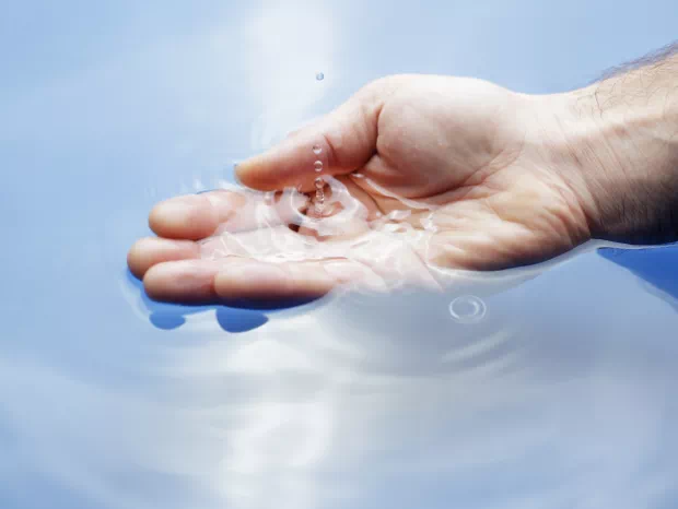 Krople wody na dłoni