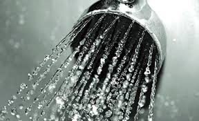 Woda ze słuchawki prysznicowej